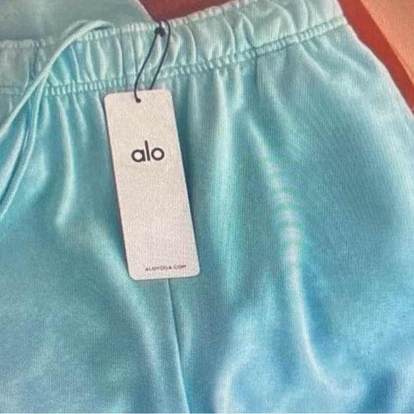 ALO Yoga Aqua Crewneck Sweatshirt and Matching Shorts Set Size S - Picture 2 of 5